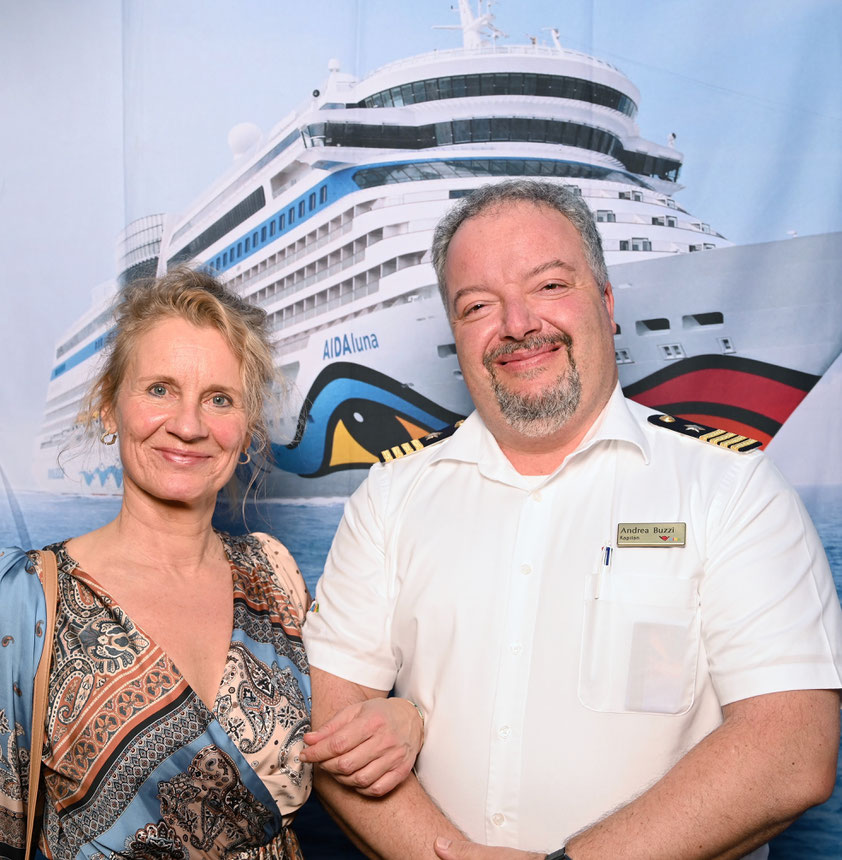 Fototermin mit Kapitän Andrea Buzzi (Foto: AIDA-Shop)
