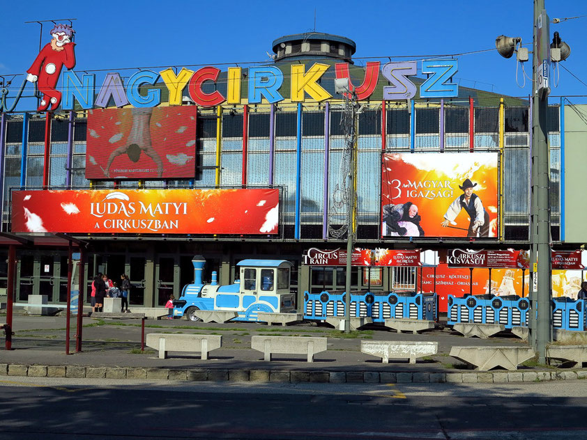 Budapest ist die Stadt des Zirkus. Állatkerti krt. 12/A., gegenüber vom Széchenyi-Heilbad