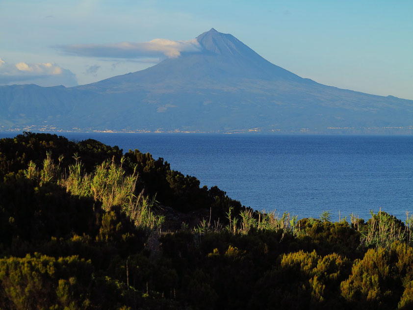 Stratovulkan Ponta do Pico (2351 m) auf der Insel Pico, der höchste Berg der Azoren und Portugals, Blick von der Nachbarinsel São Jorge