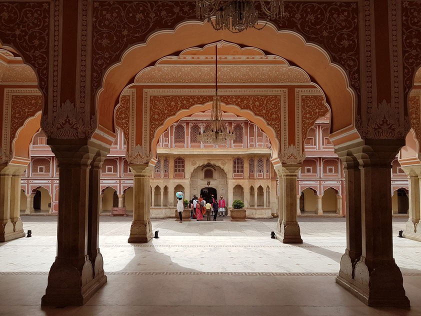 Stadtpalast von Jaipur, zwischen 1729 und 1732 zunächst von Sawai Jai Singh II, dem Herrscher von Amber, erbaut.  Diwan-I-Khas, "Halle der Privataudienz", Hauptattraktion im Innenhof Mubarak Mahal