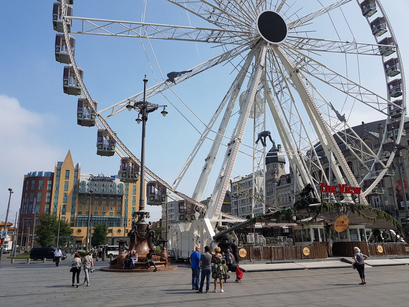 Riesenrad vor dem Bahnhofsgebäude Antwerpen-Centraal