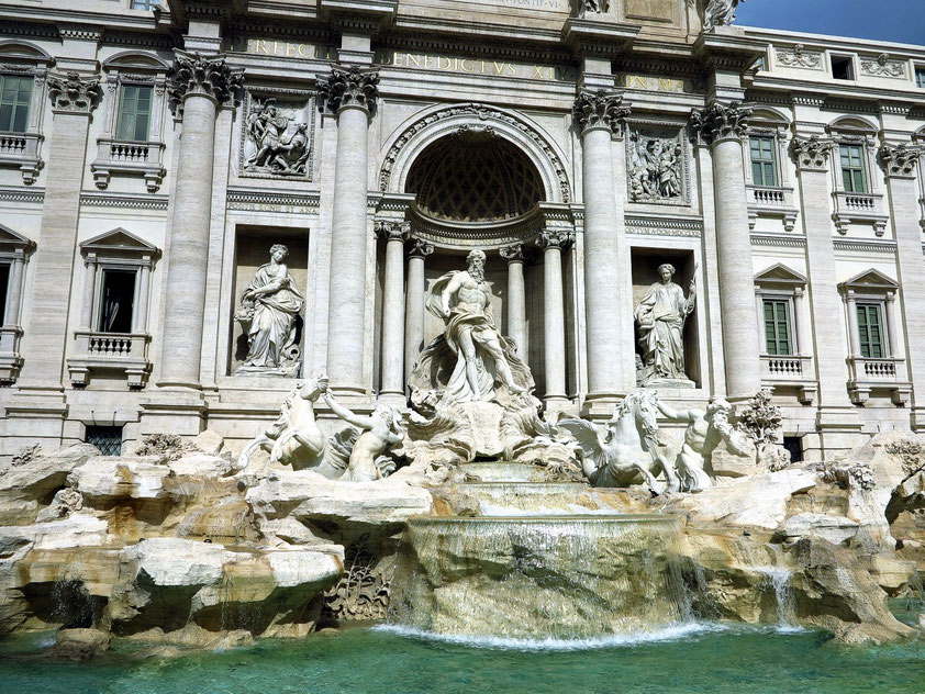 Fontana di Trevi, der größte Brunnen Roms und einer der bekanntesten Bruinnen der Welt, 26 m hoch, 50 m breit. 1627 (oder 1628) bis 1629 von Pietro Bernini, Vater von Gian Lorenzo Bernini, auf Wunsch des Papstes Urban VIII. gebaut