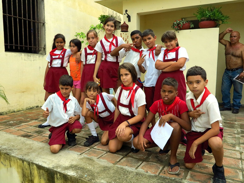 Besuch der 5. Klasse einer Schule in Pinar del Río. Dort verteilen wir Malstifte, mit denen die Schülerinnen und Schüler Bilder malen.