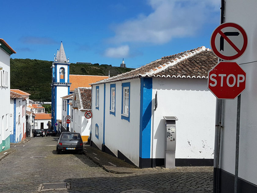 Praia da Vitória mit der Igreja do Senhor Santo Cristo