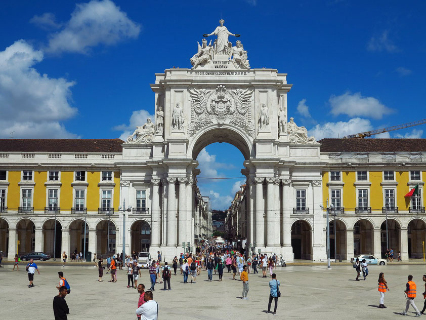 Praca do Comércio. Der Arco da Rua Augusta stellt den Eingang zur Baixa Pombalina, der nach 1755 neu gebauten Innenstadt Lissabons, dar.