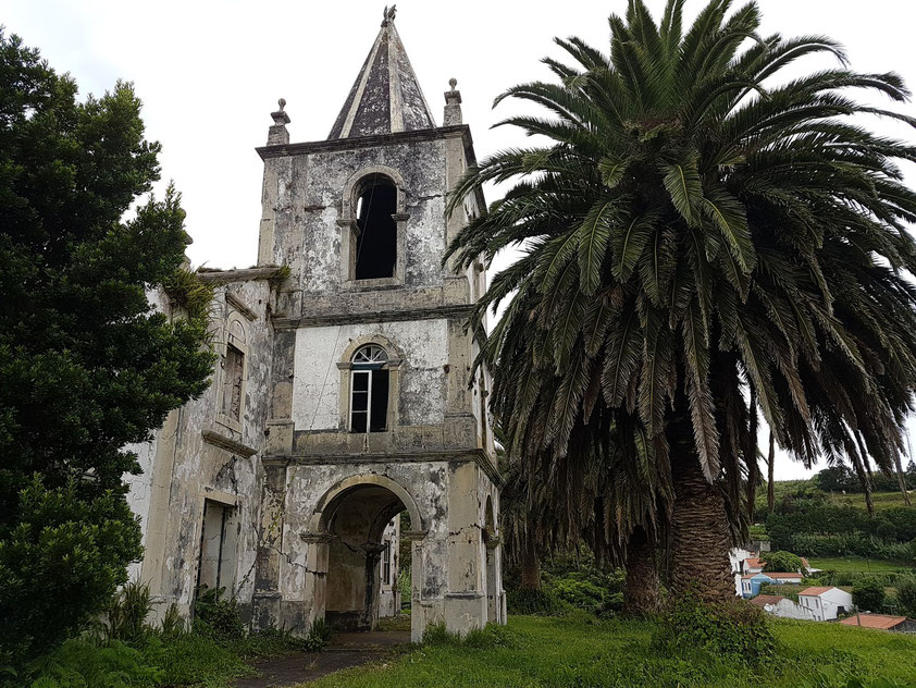 Das Erdbeben am 9. 7. 1998 zerstörte die Kirche Pedro Miguel im gleichnamigen Ort. 