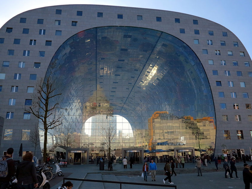 Die Markthal (Markthalle), 2014, Ostseite. Entwurf: Architekt Winy Maas. Erster komplett überdachter Lebensmittelmarkt in den Niederlanden