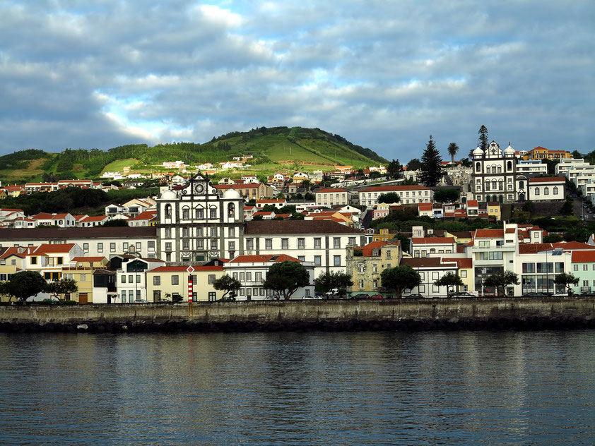 Blick von der Fähre auf Horta, links die Pfarrkirche Igreja do Santíssimo Salvador