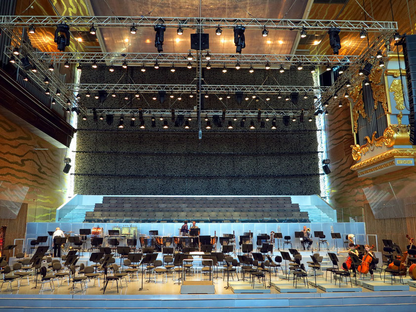 Casa da Música, Großer Saal (Sala Suggia), Blick auf die Orchesterbühne. Die Fensterfront im Hintergrund ist abgedunkelt.