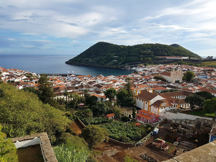 Blick von Alto da Memória auf die Hauptstadt Angra do Heroísmo mit dem 205 m hohen Hausberg Monte Brasil