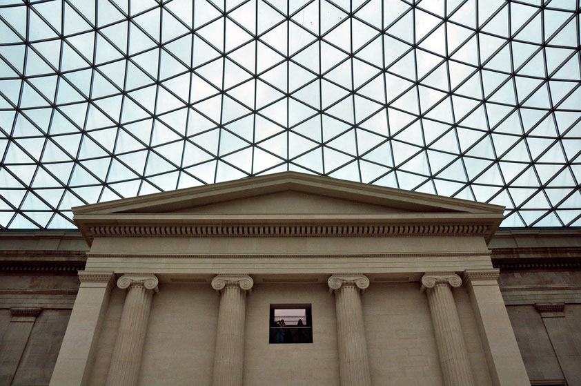 Kuppeldach des British Museum (fertiggestellt 2000). Der Innenhof ist mit 7.100 Quadratmetern Hoffläche der größte überdachte öffentliche Platz in Europa.
