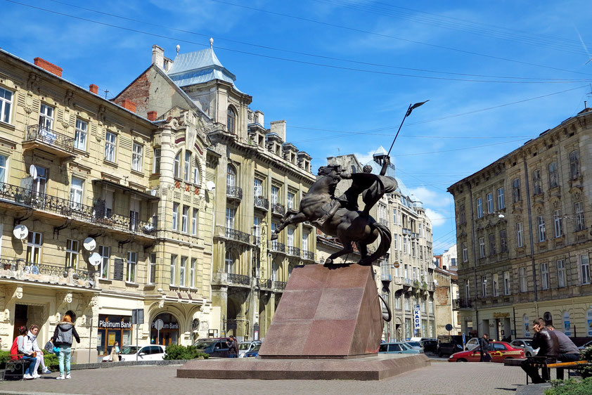 Monument zum Andenken an die Milizionäre, die während der ersten Jahre der Unabhängigkeit bei der Erfüllung ihrer Pflicht ums Leben kamen. Die Figur des St. Georg symbolisiert den ewigen Kampf zwischen Gut und Böse.