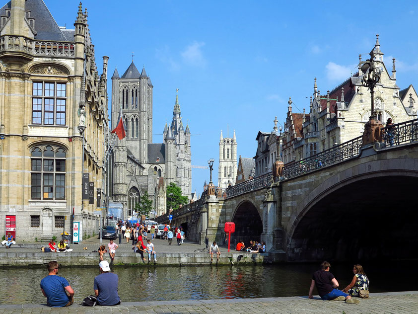 Gent. Blick von der Leie auf Sint-Michielsbrug und auf die Türme von Sint-Niklaaskerk, Belfried und St. Bravo-Kathedrale