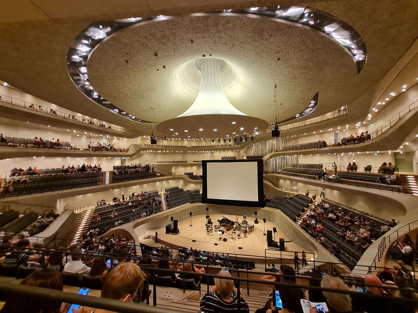 Elbphilharmonie. Großer Saal mit Sitzplätzen für 2100 Personen (Weitwinkelaufnahme)