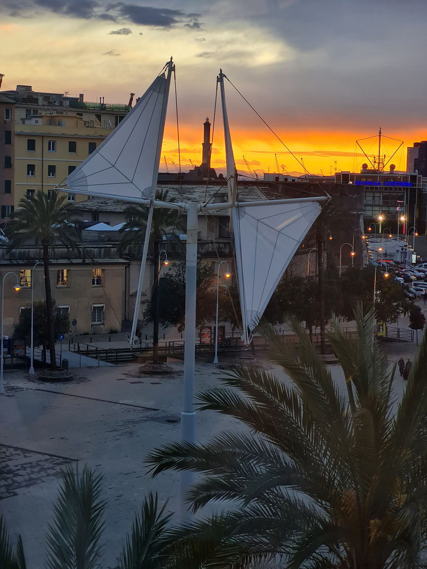 Blick vom Porto Antico ( Restaurant Eataly) zum Leuchtturm von Genua