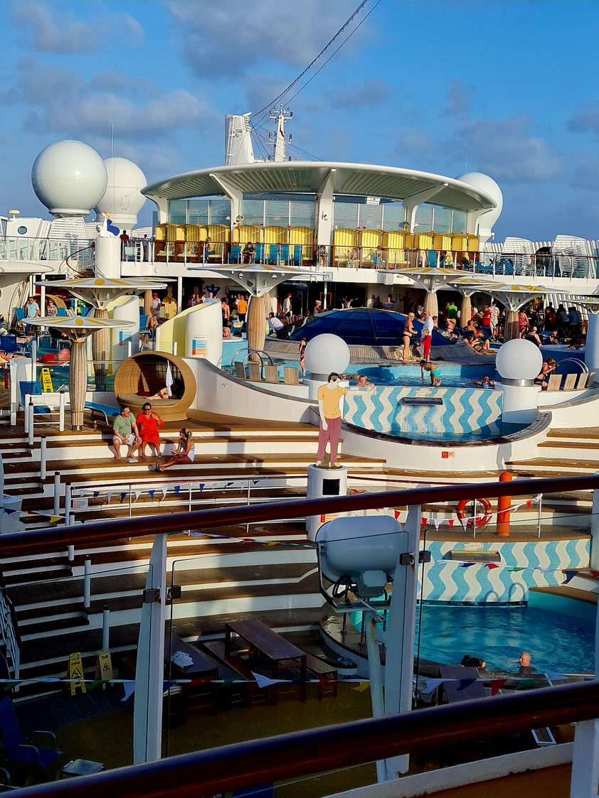 AIDAluna, Blick auf das Pooldeck