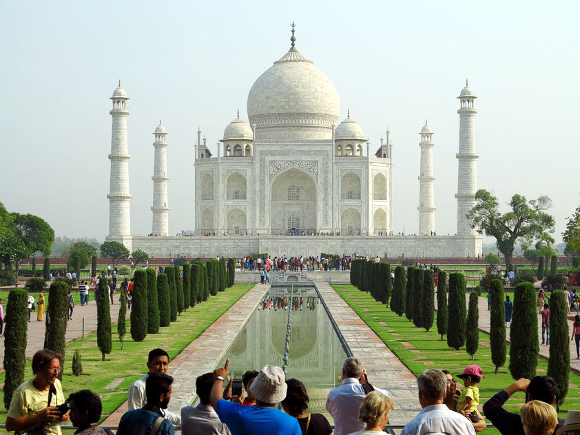 Taj Mahal. Mausoleum aus Marmor im Mogulstil mit Minaretten, Moschee und berühmten symmetrischen Gärten aus dem 17. Jh.