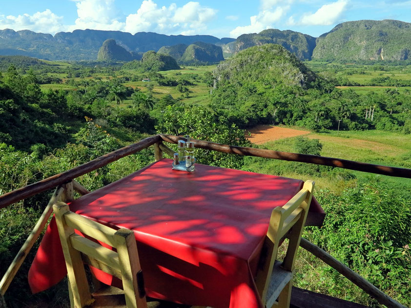 Freiluftrestaurant mit Panoramablick über das Tal von Viñales. Typisch sind die tropischen Kegelkarstberge