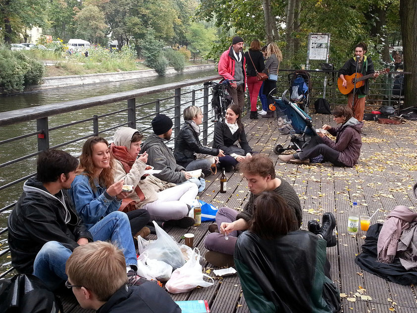 Der Landwehrkanal begrenzt den Türkenmarkt am Maybachufer nach Osten.