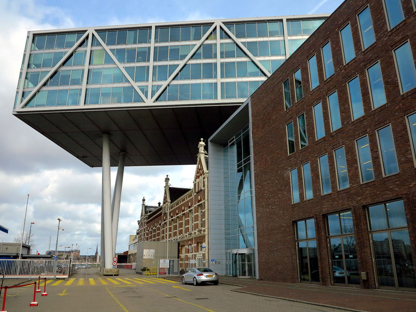 Das 130 Meter lange Bürogebäude "schwebt" 26 Meter über dem alten Fabrik-Komplex.