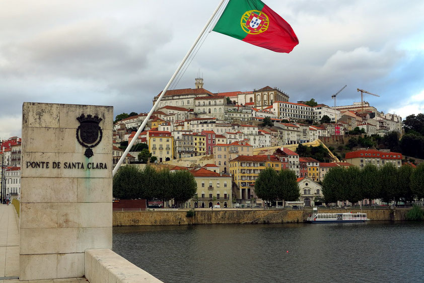 Blick auf das historische Zentrum von Coimbra, vom Fluss Mondego aus