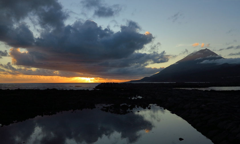 Sonnenuntergang. Blick vom Hafen von Lajes do Pico nach Westen zum Vulkan Ponta do Pico