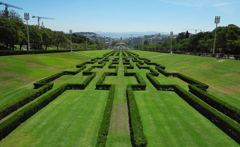 Blick vom Nordende des Parks Eduardo VII in Richtung Praça Marquês de Pombal und Innenstadt