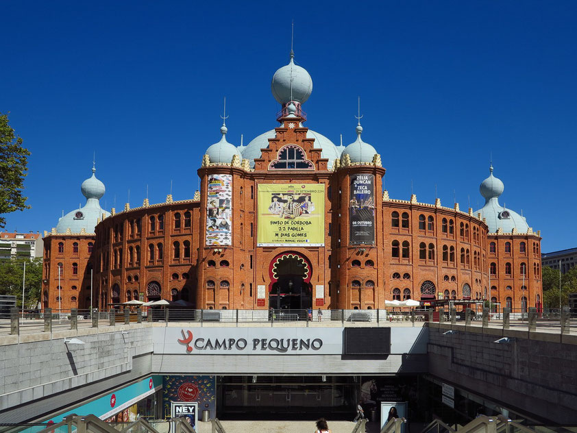 Am Platz "Campo Pequeno" befindet sich seit 1892 eine große im neo-arabischen Stil erbaute Stierkampfarena. Gleichzeitig wird sie neben den Stierkampfdarbietungen unterirdisch als modernes Shoppingcenter genutzt.