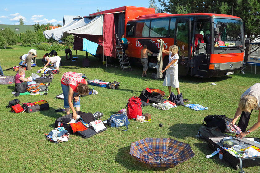 Auf dem Campingspaltz Antanas in Trakai/Litauen ist wieder Kofferausgabe, die Drei-Tage-Tasche wird umgepackt.