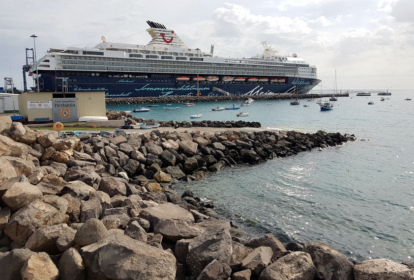 "Mein Schiff 2" im Hafen von Puerto del Rosario