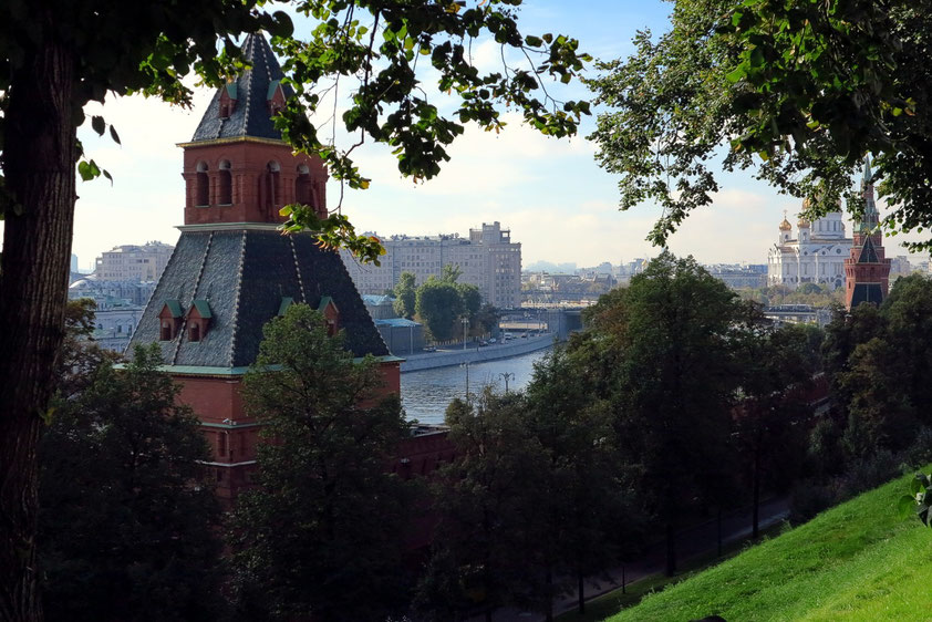 Blick vom Kreml auf die Moskwa, rechts im Hintergrund die Christi-Erlöser-Kathedrale