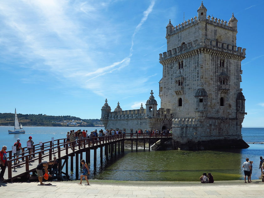 Torre de Belém, 1515 -21, eines der bekanntesten Wahrzeichen Lissabons im manuelinischen Stil, Weltkulturerbe der UNESCO