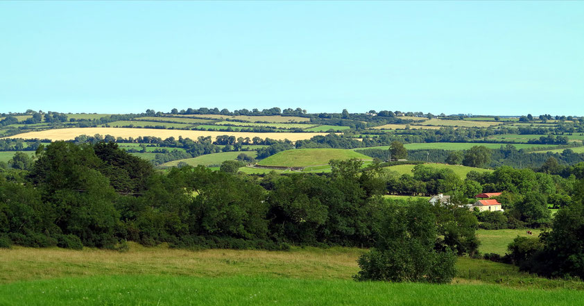 Blick vom Haupthügel von Knowth nach Südosten zum 1 km entfernten Hügelgrab Newgrange