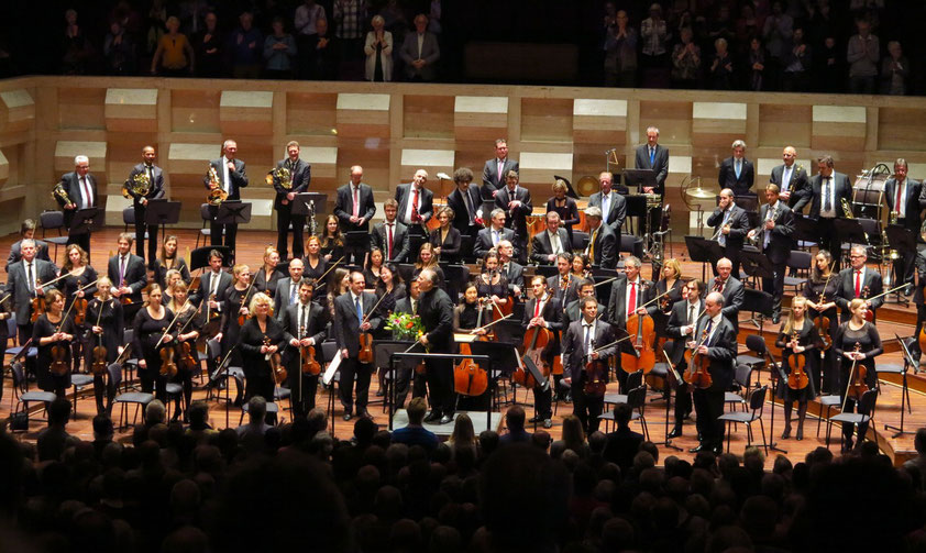 Applaus für das Philharmonische Orchester Rotterdam und seinen Dirigenten Sir Mark Elder