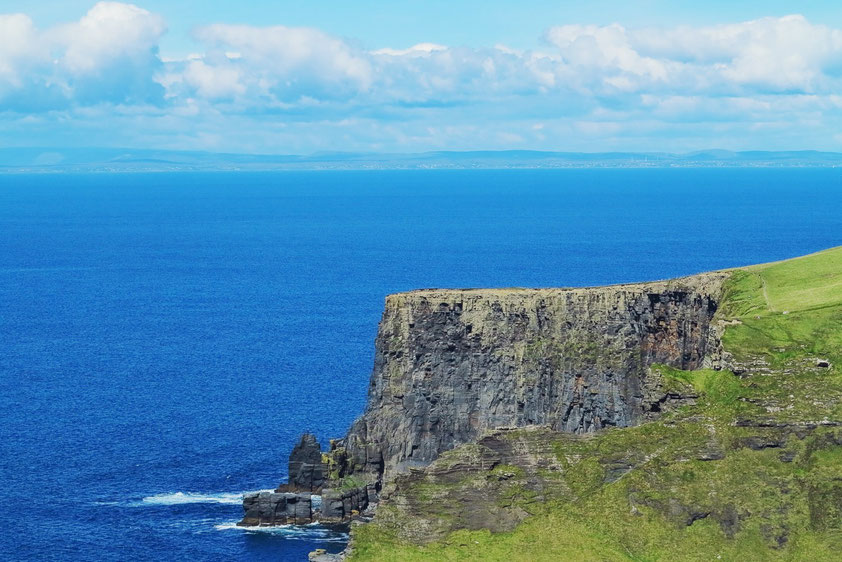 Cliffs of Moher, im Hintergrund die Küste bei Galway