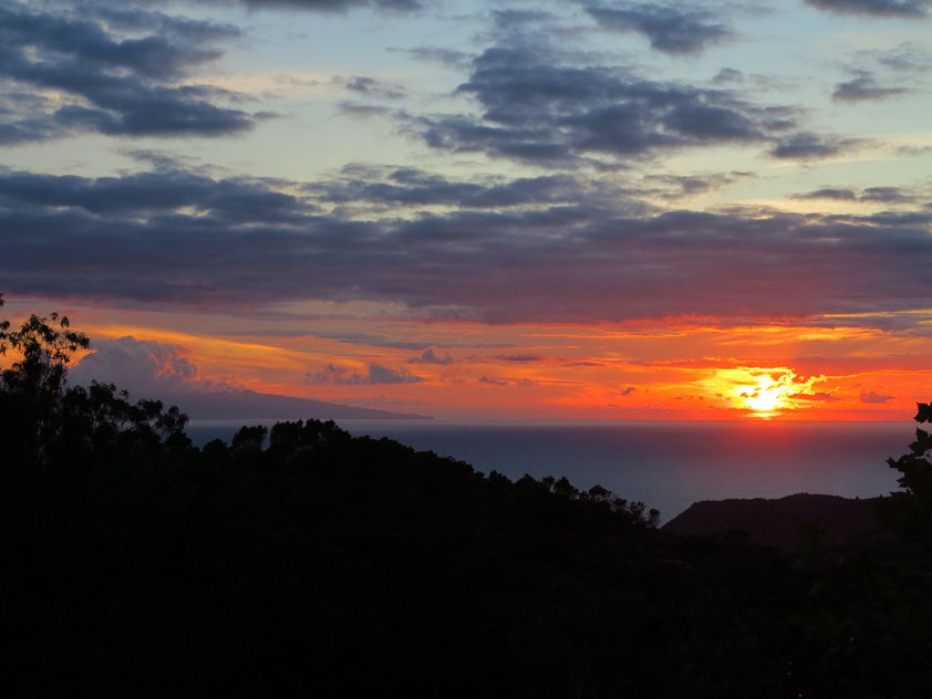 Sonnenuntergang, Blick vom Hotel Os Moinhos/Santo Amaro auf die Insel Faial (links)