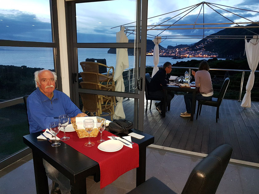 Abschiedsessen im Restaurant von Cantinho das Buganvilias, mit Blick auf das abendliche Velas