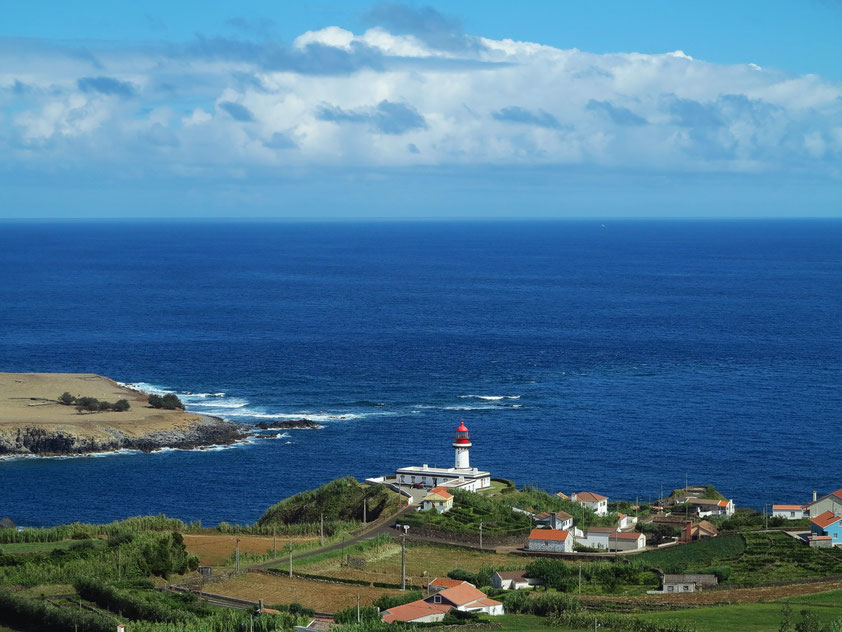 Blick auf den Leuchtturm von Topo (Farol do Topo)