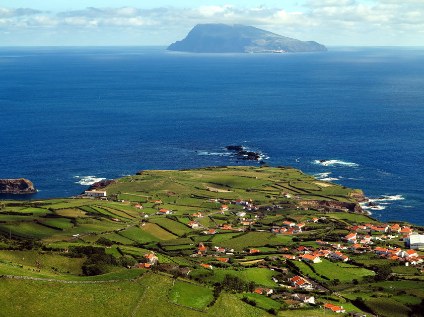 Blick von der Nordspitze von Flores auf den Ort Ponta Delgada und auf das Eiland Corvo