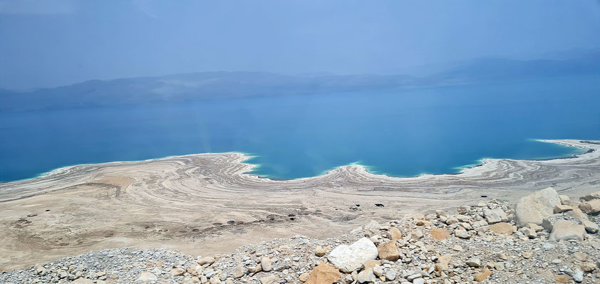 Das Tote Meer bei En Gedi, ein abflussloser See, der mehr als 430 m unter dem Meeresspiegel liegt und für seinen hohen Salzgehalt von mehr als 30 % bekannt ist.