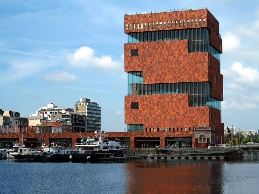 Museum aan de Stroom (MAS) mit 62 m hohem Ausstellungssturm, 2011 eröffnet (Neutelings Riedijk Architects, Rotterdam). Blick vom Napoleonkaai