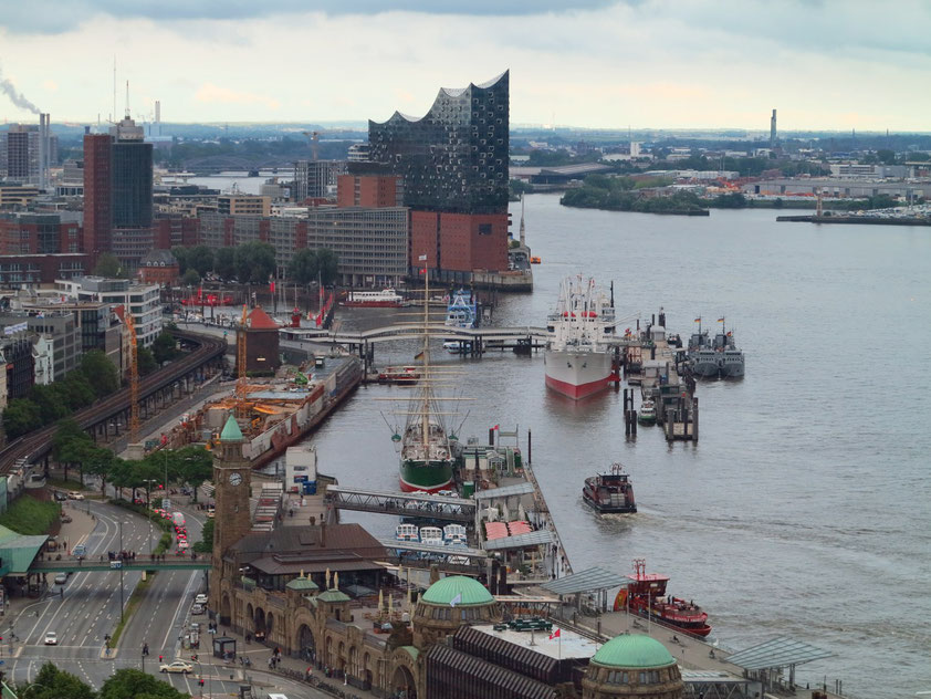 Blick aus der Skyline Bar im 20. Stock des Empire Riverside Hotels auf die Stadt mit der Elbphilharmonie