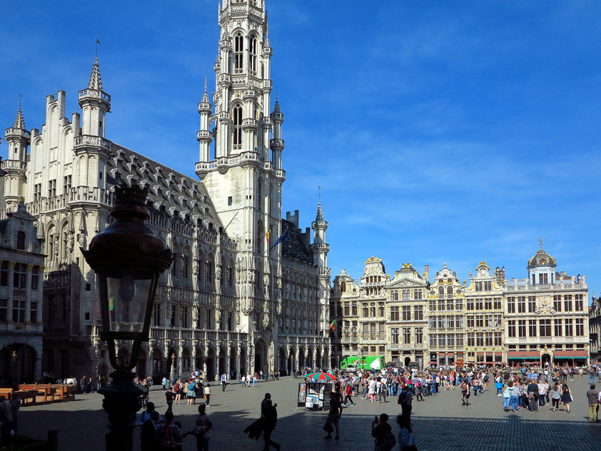 Zentraler Platz von Brüssel. Mit dem gotischen Rathaus (1401-1421) und seiner geschlossenen barocken Fassadenfront gilt er als einer der schönsten Plätze Europas. UNESCO-Weltkulturerbe