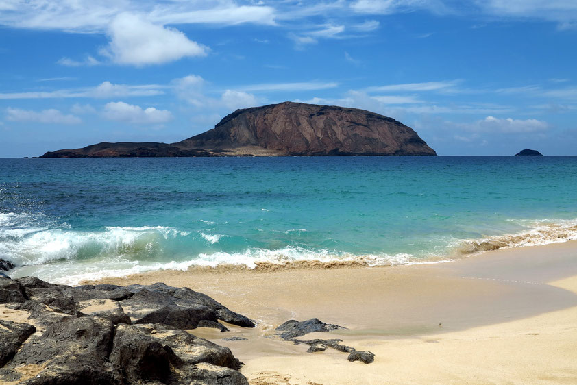 Playa de las Conchas: ein gelber Sandstrand, ein türkisfarbenes Meer und die unbewohnte Insel Montana Clara, ein wahrlich meditativer Ort 