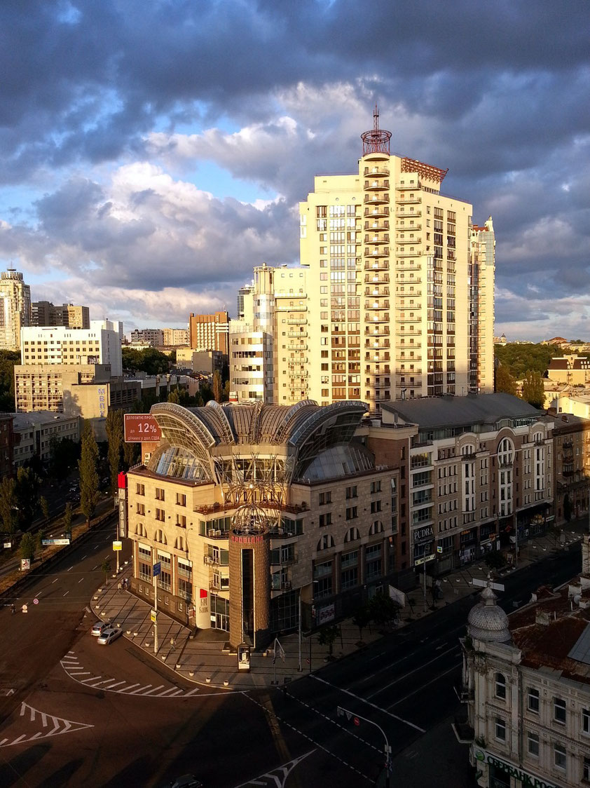 Abendstimmung in Kiew. Blick vom Hotel Lybid nach ESE (13. Geschoss, Zimmer 1315)