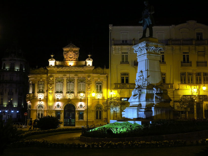 Banco de Portugal (links) und Monument für Joaquim António de Aguiar