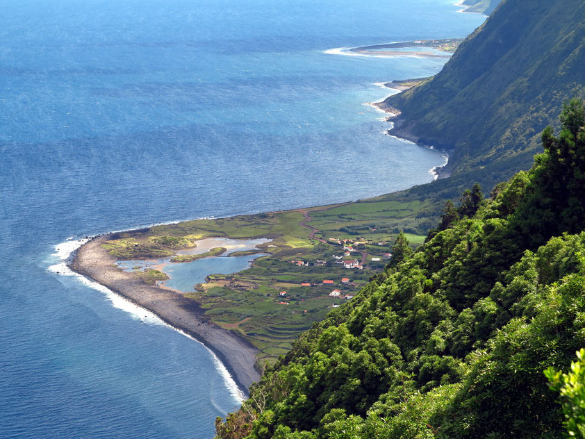 São Jorge, Blick auf Fajã dos Cubres. Im Hintergrund Fajã da Caldeira