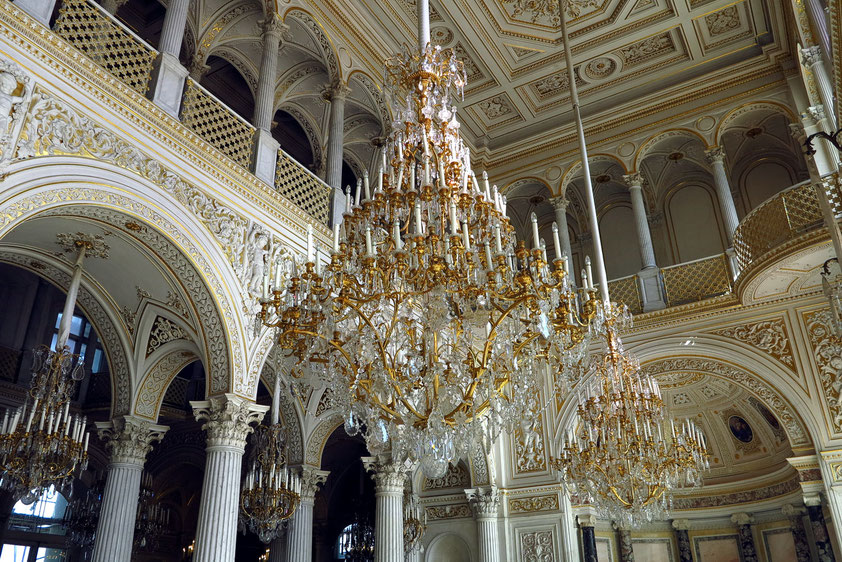 Der Pavillonsaal im Stil eines orientalischen Märchens ist einer der schönsten Säle des ganzen Gebäudekomplexes. Hier befindet sich mit der Pfauenuhr eines der berühmtesten Ausstellungsobjekte der Eremitage.