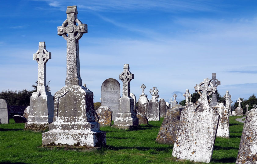 Clonmacnoise. Hochkreuze auf dem Gelände der bedeutendsten Klosteranlage Irlands