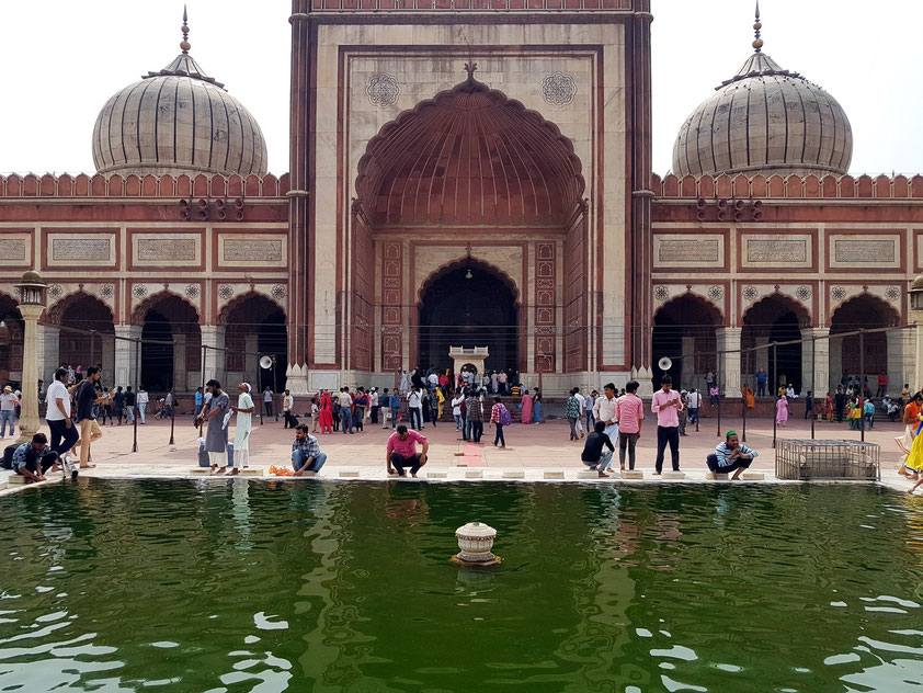 Vorderfront (Hofseite) der Jama Masjid mit Wasserbecken für die im Koran vorgeschriebene Reinigung vor dem Gebet.